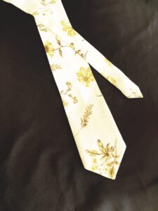 Spikkelvis Winkel - Yellow Tie